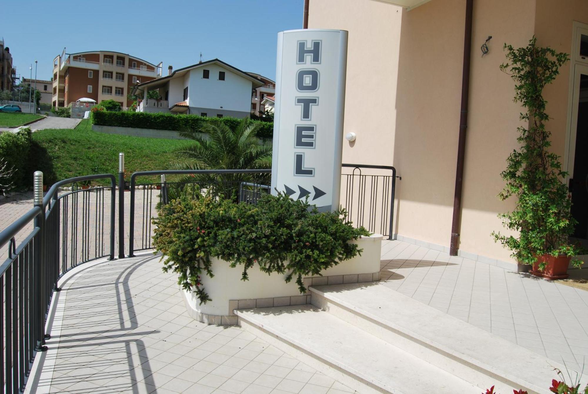Eu Ropa Hotel Nereto Dış mekan fotoğraf