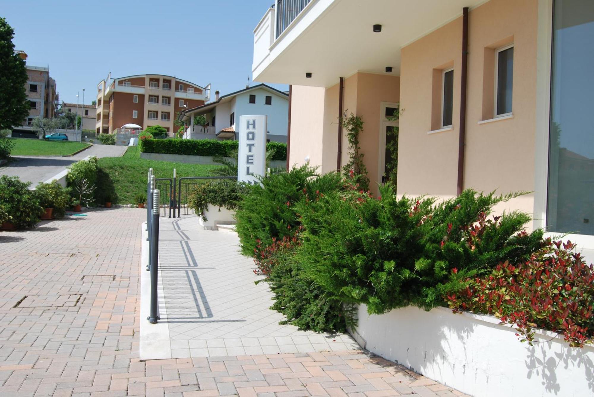 Eu Ropa Hotel Nereto Dış mekan fotoğraf