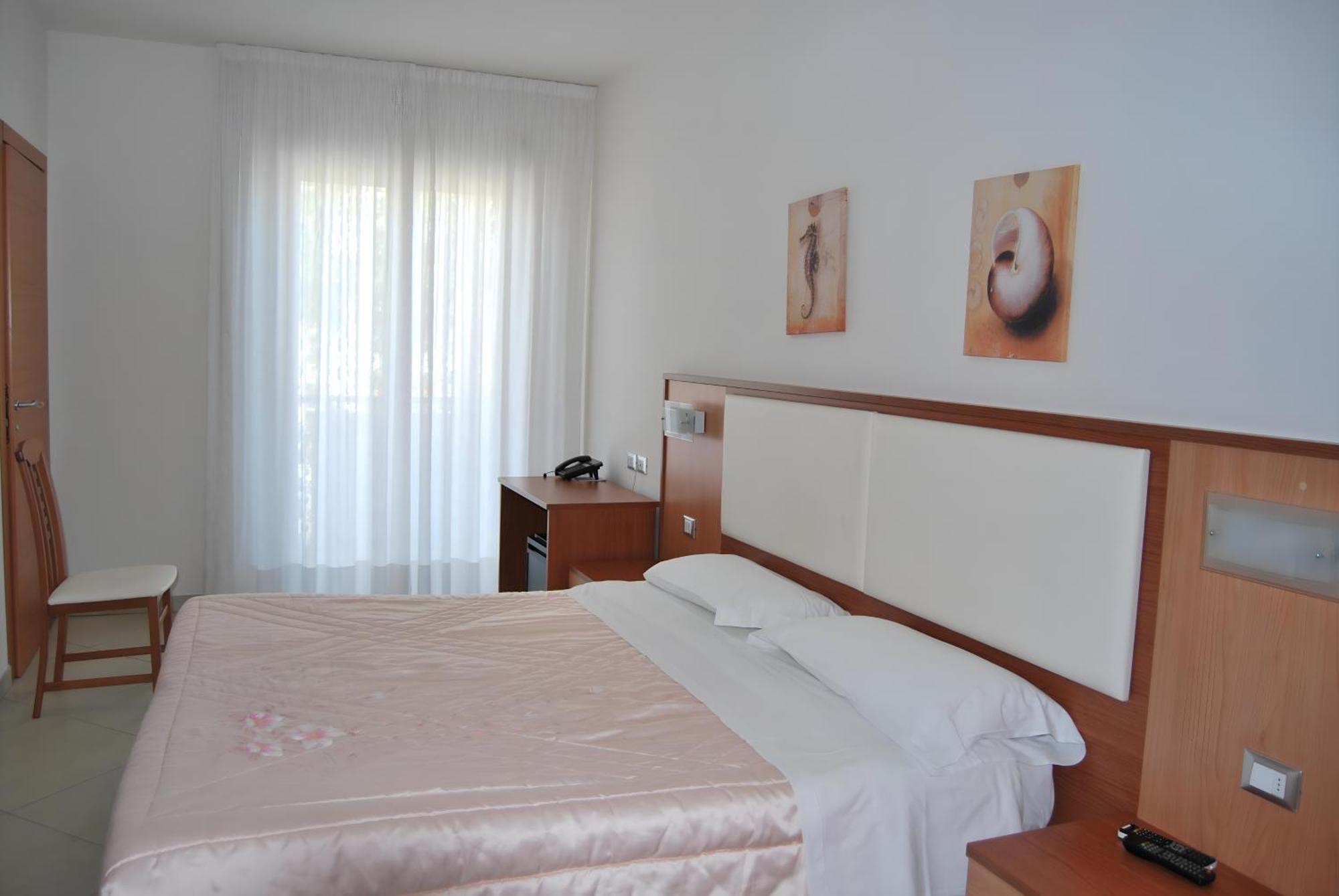 Eu Ropa Hotel Nereto Dış mekan fotoğraf